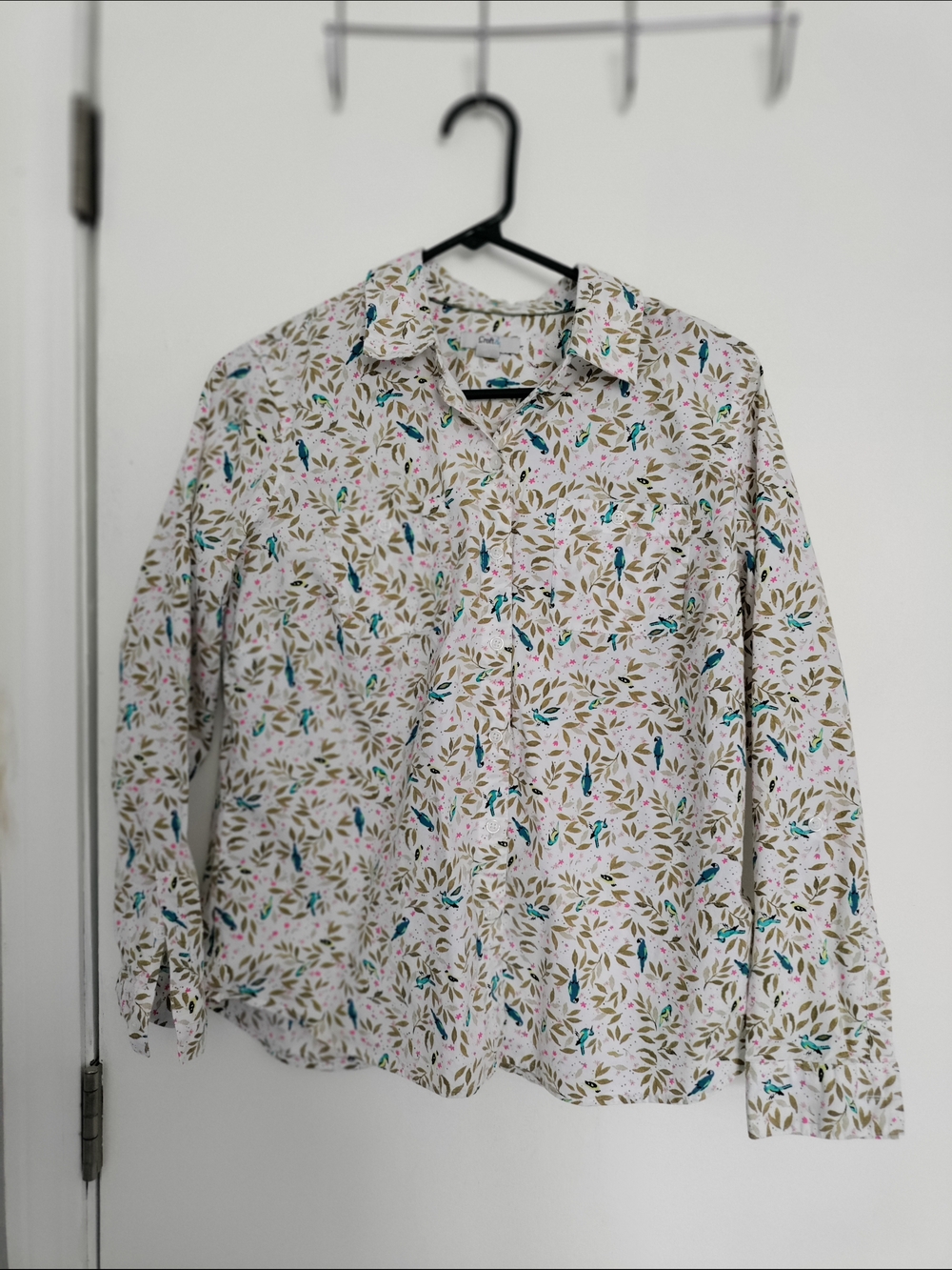 Croft & Barrow White Button-Down Shirt with Green & Blue Leaf and Parrot Print